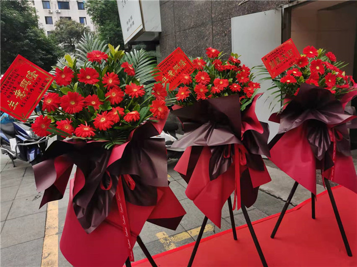 四川中青旅綿陽(yáng)分社、綿陽(yáng)市中旅假日旅行社、綿陽(yáng)自來(lái)文化傳播有限公司24H自助售貨服務(wù)盛大開(kāi)業(yè)
